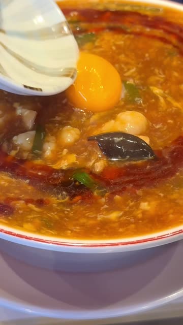 卵黄をのせる場面