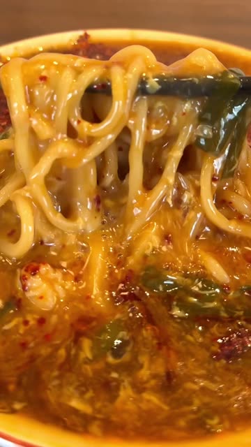 麺を持ち上げる場面
