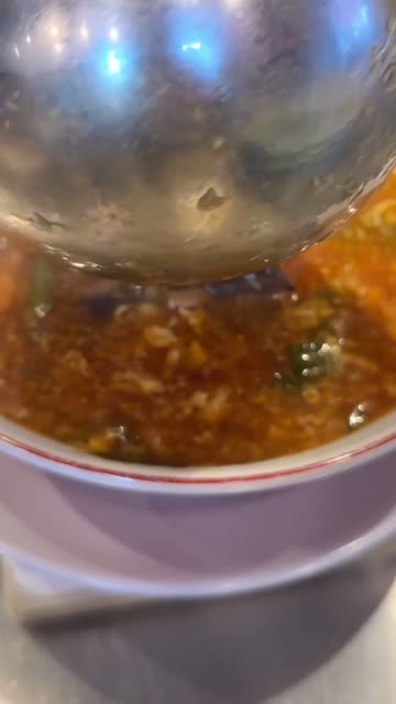 スープを注ぐ場面